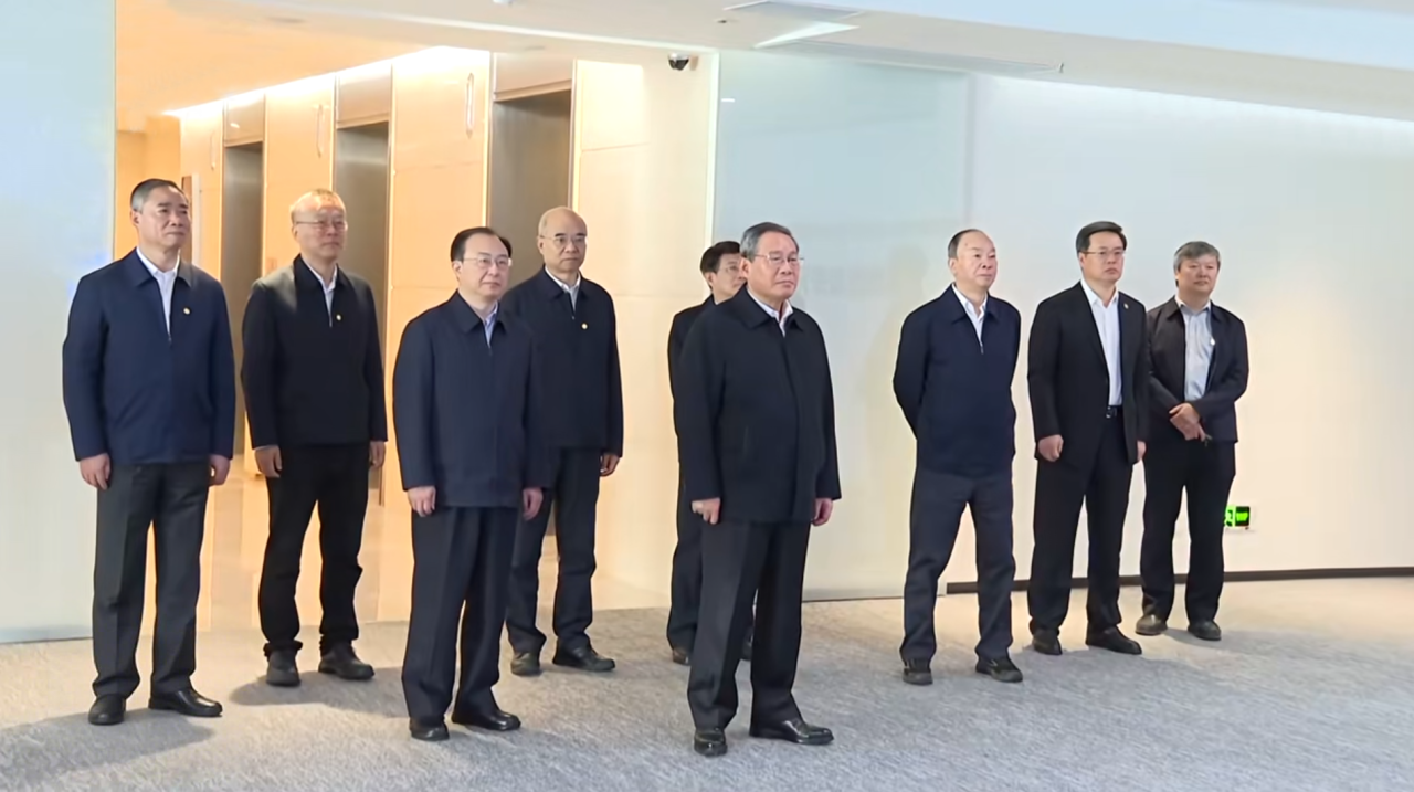 越疆機器人，越疆，越疆科技，吉利汽車(chē)，汽車(chē)智能制造，人形機器人，ATOM，多足機器狗，Hexplorer，協(xié)作機器人，焊裝自動(dòng)化，涂膠工藝，柔性生產(chǎn)，具身智能平臺，汽車(chē)制造技術(shù)展-李強總理到廣東調研，越疆科技創(chuàng  )始人劉培超展示匯報具身機器人創(chuàng  )新成果