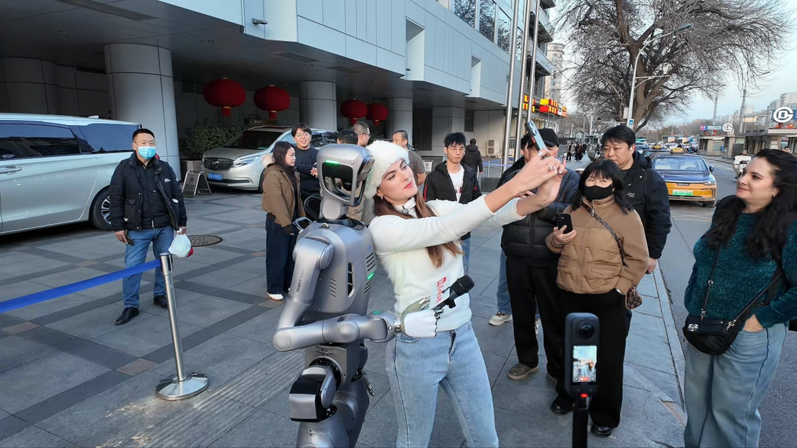 、從兩會(huì )舞臺到商業(yè)戰場(chǎng)：深圳機器人彰顯新質(zhì)生產(chǎn)力硬實(shí)力