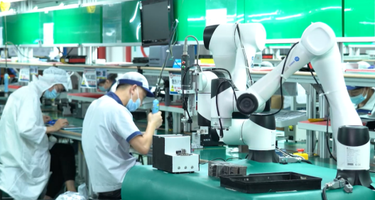 大負載協(xié)作機器人CR20A,人機協(xié)作,車(chē)燈鎖附,移動(dòng)焊接工作站-越疆協(xié)作機器人如何幫助電池生產(chǎn)模式由 “剛” 轉 “柔” ？