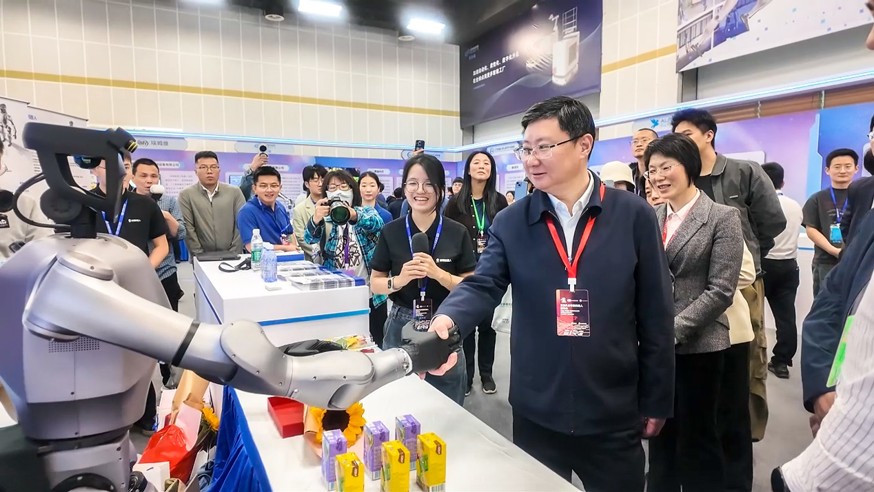 、智能控制優(yōu)秀獎！全球首款「靈巧操作+直膝行走」機器人Atom亮相具身智能運動(dòng)會(huì )