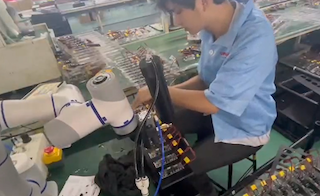電子零部件涂膠場(chǎng)景