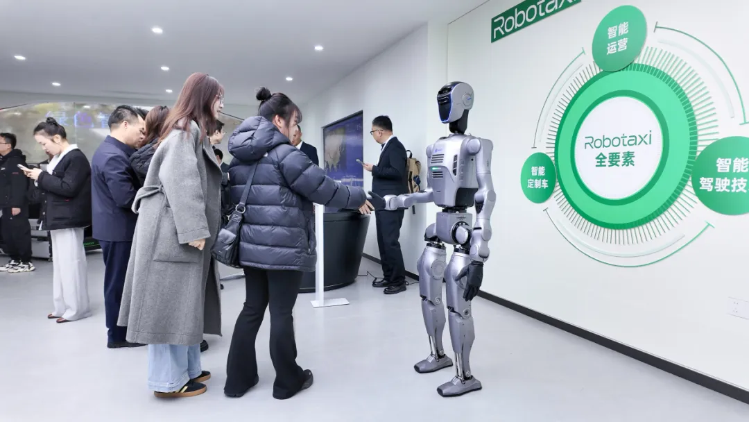 越疆人形機器人：智能接待與導覽、講解與演示、車(chē)輛吸塵與外觀(guān)巡檢