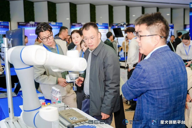 越疆機器人亮相吉利汽車(chē)技術(shù)展，以多形態(tài)具身智能方案賦能汽車(chē)柔性智造