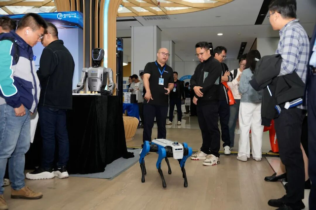 越疆機器人亮相吉利汽車(chē)技術(shù)展，以多形態(tài)具身智能方案賦能汽車(chē)柔性智造