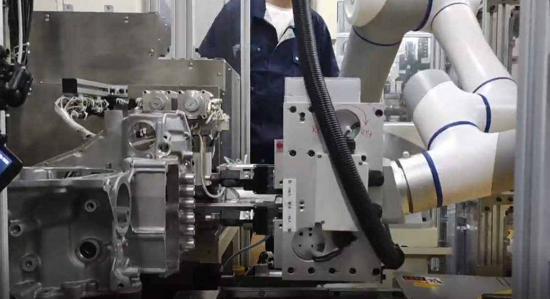 CR系列協(xié)作機器人,CR3,CR5,CR7,CR10,CR12,CR16,CR20A,協(xié)作機械臂,六軸機器人,焊接機器人,碼垛機器人,上下料機器人,裝配機器人、發(fā)動(dòng)機變速箱螺絲鎖附